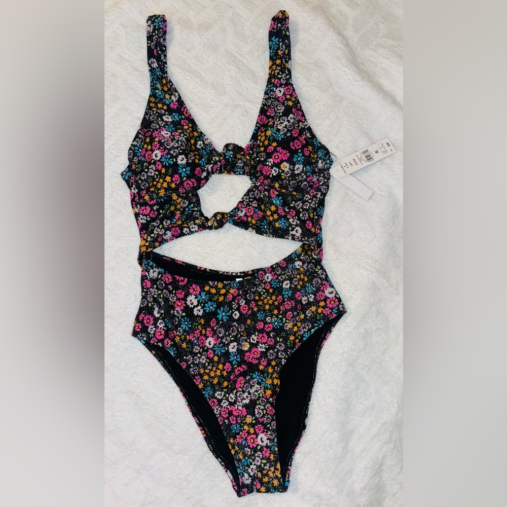 🌻 NWT Floral One Piece Swimsuit